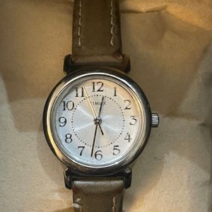 Reloj Timex Clásico con Esfera Nacarada y Correa de Cuero - imagen 3