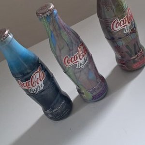 Lote de 3 Botellas Coca-Cola Light Coleccionables con Contenido Original - imagen 3