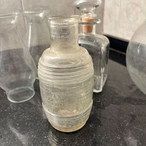Lote de 7 Artículos de Vidrio: Centro de Mesa, Florero, Botellones y Tubos - imagen 3