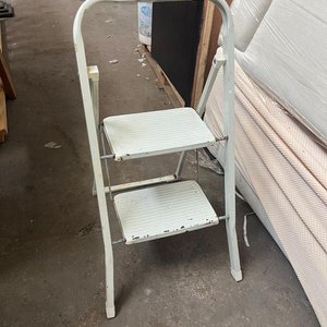 Escalera Doméstica Plegable Blanca de Dos Peldaños - imagen 2