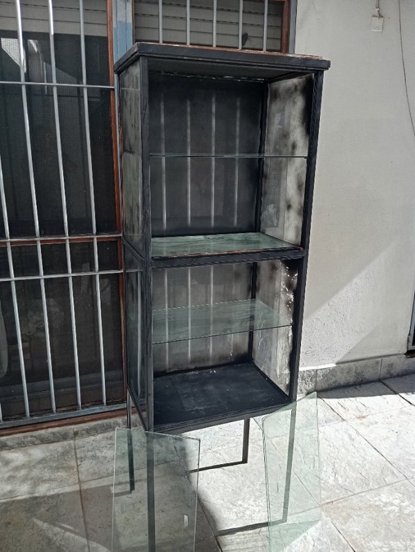 Vitrina para comercio, estructura de hierro y laterales y estantes de vidrio - imagen 1