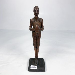 Figura de Madera de Caballero con Armadura y Base - imagen 1