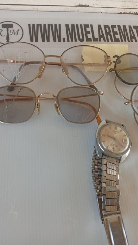 Colección de relojes y monturas de lentes antiguos - imagen 2