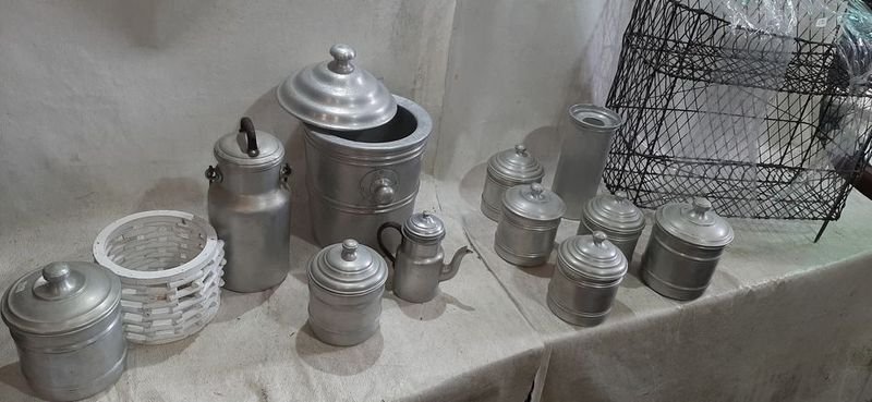 Juguetes de Aluminio Antiguos con Tapa en Canastera - imagen 3