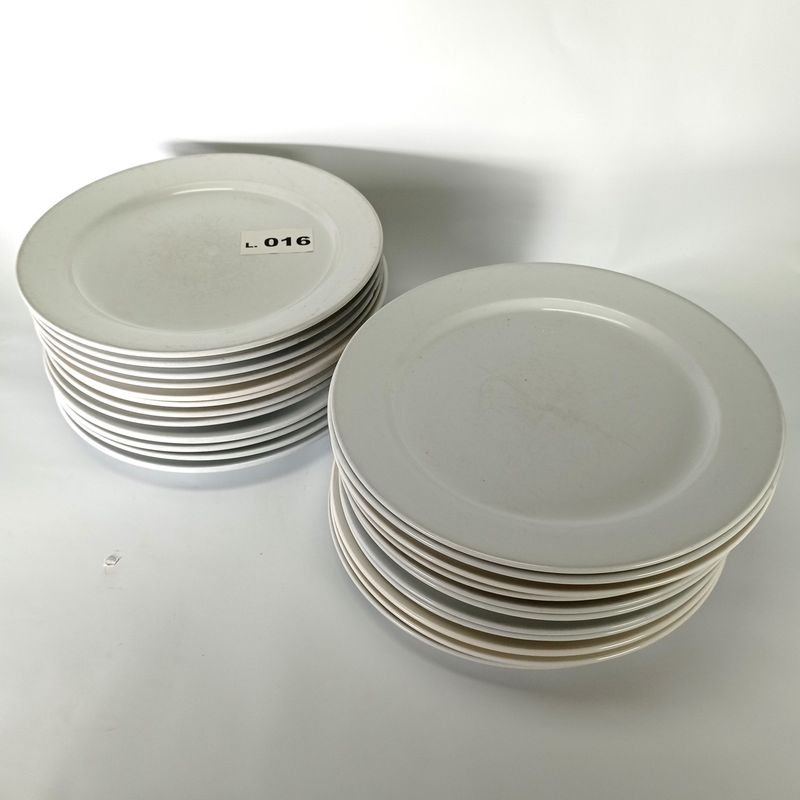 Platos de porcelana blanca en buen estado - imagen 1