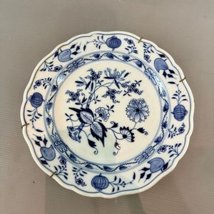 Lote siguiente: Plato de Porcelana Meissen "Cebolla Azul" (Zwiebelmuster)