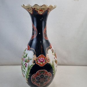 Jarrón Oriental Grande con Diseño Floral y Detalles Dorados - imagen 3