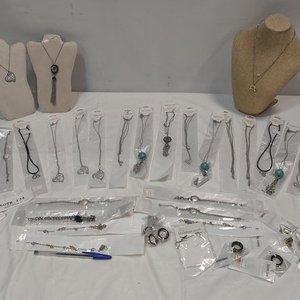 Lote siguiente: Lote de 50 Piezas de Joyería Nueva en Acero Quirúrgico: Collares, Pulseras y Más