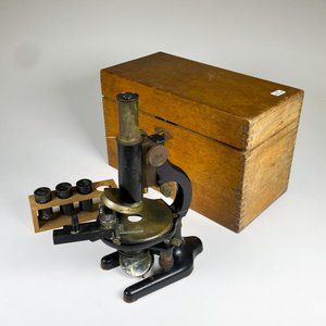 Microscopio antiguo en metal y bronce, con lentes ,accesorios, caja madera (espejo avería) - imagen 1