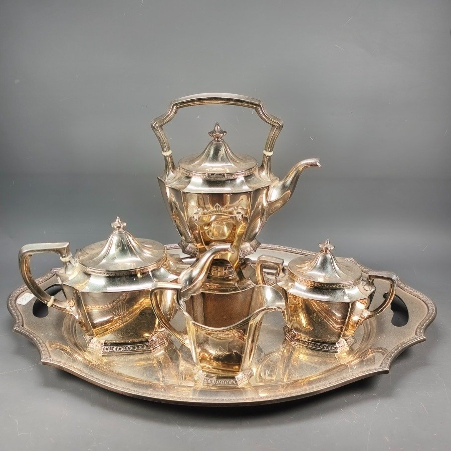 Lote siguiente: Servicios de té y plataformas metálicas en excelente condición