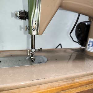 Máquina de Coser Eléctrica Singer Clásica Metálica con Accesorios y Bobina - imagen 3