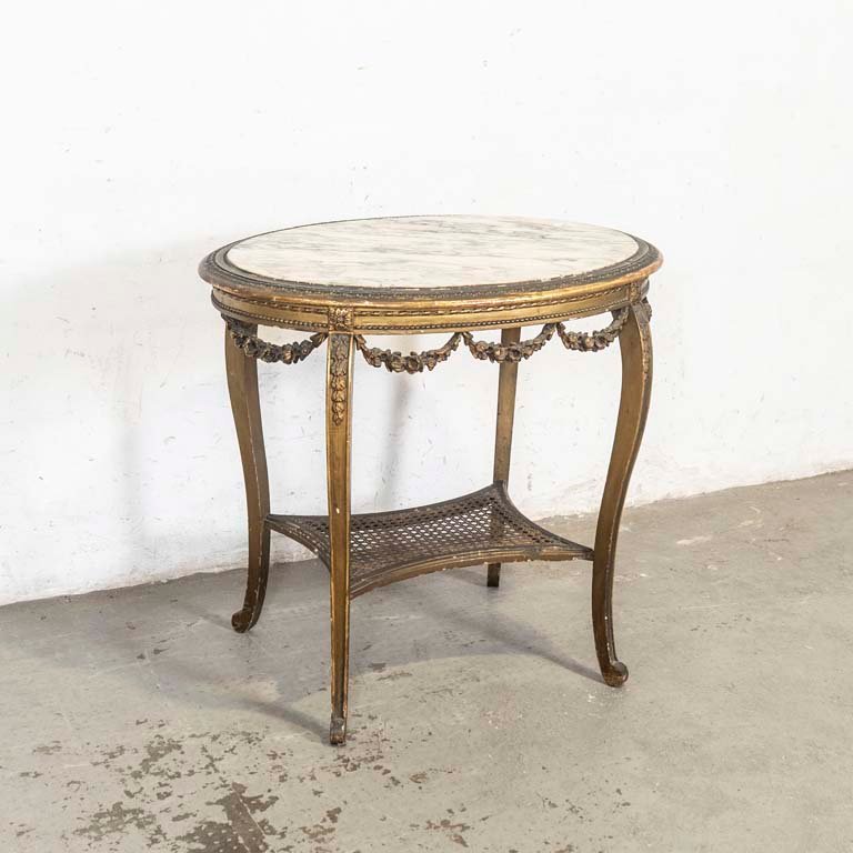 Lote anterior: Mesa de sala oval Luis XVI con detalles dorados y mármol