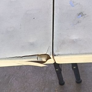 Banco Plegable Tipo Valija - Estructura de Alta Resistencia Banco corrido multiuso plegable a la mitad. Cuenta con una superficie de polietileno de alta densidad (HDPE) resistente a la intemperie y protección UV, ideal tanto para interiores como para exteriores. Medidas aproximadas: 183 cm de largo × 29,50 cm de ancho × 43,50 cm de alto – Con Detalle con Pequeña roptura - imagen 3