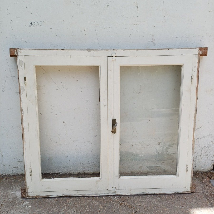 Lote siguiente: Ventana de hojas batientes en cedro, falleba y marco de madera dura
