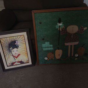 Lote siguiente: Par de Cuadros Decorativos: Geisha y Figura Estilo Patchwork