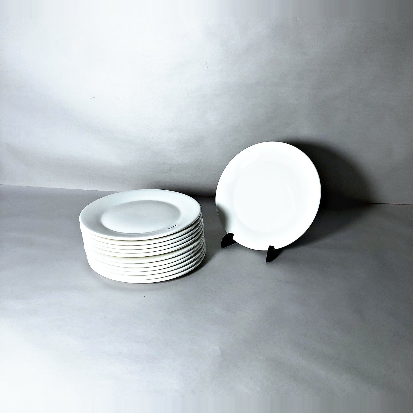 Juego de 12 Platos Lisos de Loza Blanca