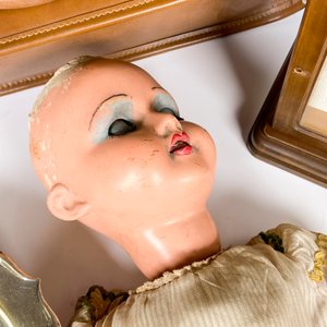 Lote de 4 piezas: Muñeca antigua, cartera, reloj y centro de mesa - imagen 5