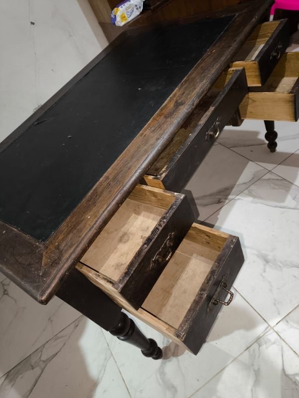Escritorio antiguo de madera - imagen 4
