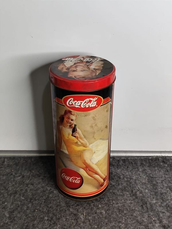 Lata Grande Coca-Cola Vintage con Imagen de Mujer - imagen 1