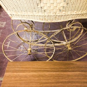 Cochecito de bebé antiguo de mimbre con capota - imagen 2