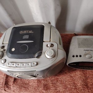Radio Grabador con CD, Cassette y Radio Despertador Marca Punktal - imagen 2