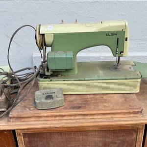 Lote siguiente: Máquina de Coser Elgin Antigua con Pedal y Motor