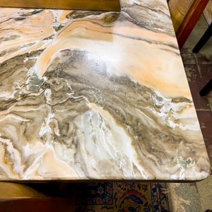 Mesa de Comedor con 6 Sillas Tapizadas y Vitrina Dorada - imagen 3