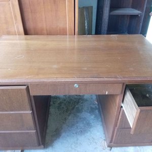 Escritorio de madera marrón con cajones - imagen 2