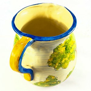 Jarra de Cerámica Beige con Paisaje Pintado y Asa Azul - imagen 4