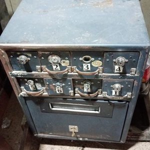 Lote anterior: Caja Fuerte Antigua con 8 Cajones y Compartimento Central