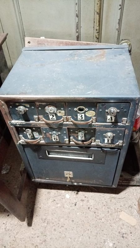 Caja Fuerte Antigua con 8 Cajones y Compartimento Central