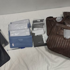 Lote siguiente: Lote de 16 Accesorios de Moda: Carteras, Billeteras, Monederos y Porta-celulares en Eco Cuero