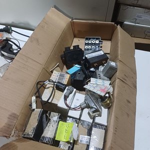 Lote siguiente: Caja de Repuestos Varios: Bulbo, Termostato, Transformador de Encendido y Más