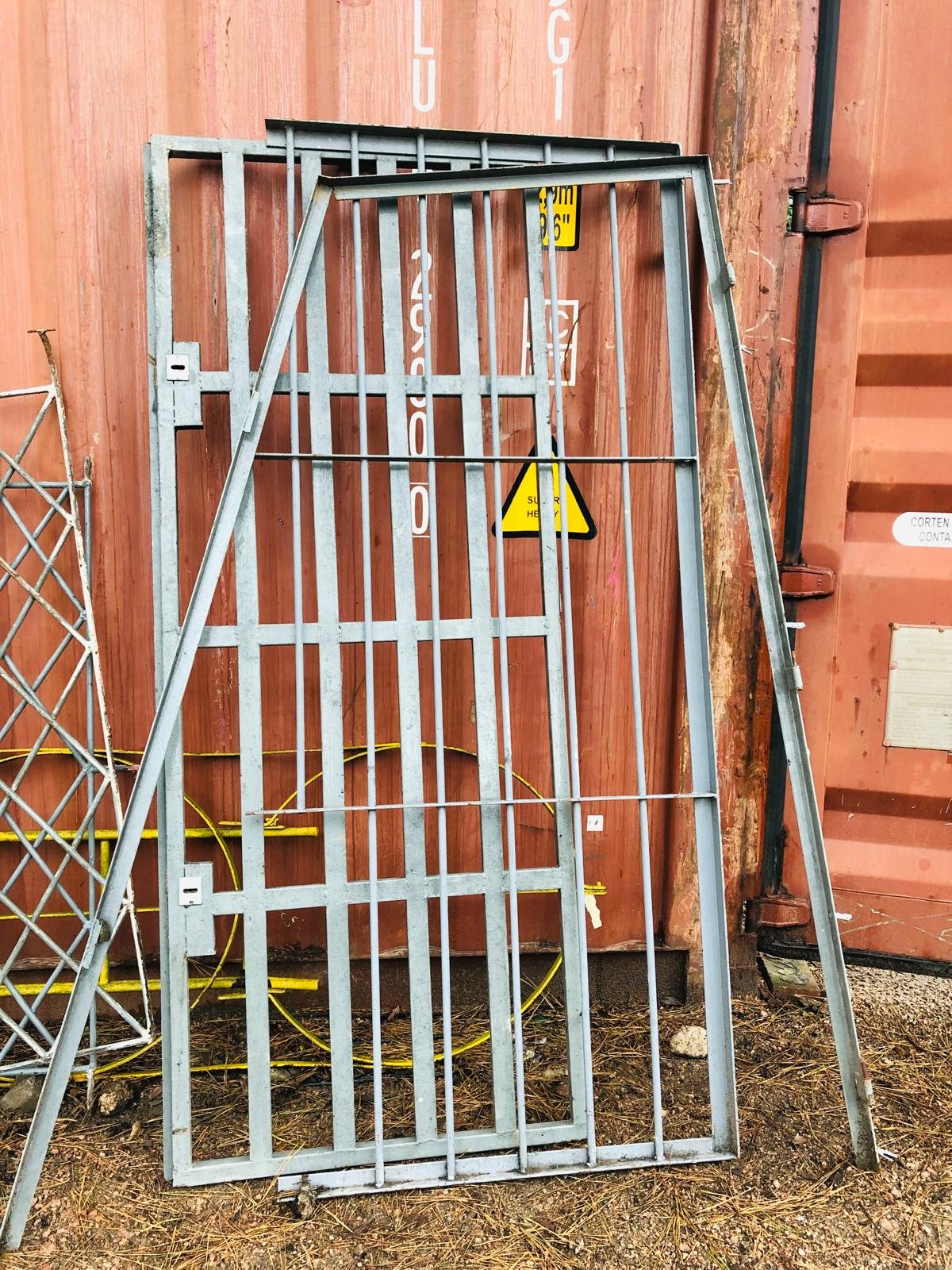 Puerta Reja con Tramo de Reja Metálica
