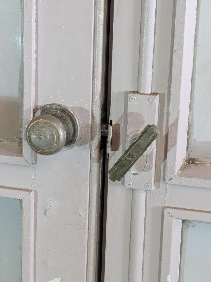 Puerta antigua con ventana en cedro - imagen 4