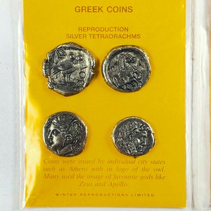Ocho Reproducciones de Monedas Griegas Plateadas - imagen 3