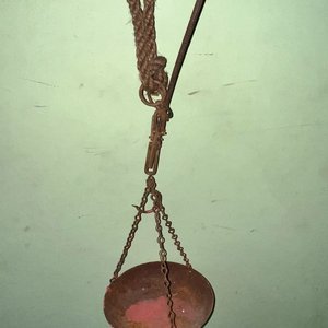 Lote anterior: Balanza Antigua de Colgar con Plato Metálico