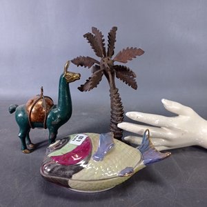 Lote de 3 piezas decorativas: Alhajero pez, llama en bronce y palmera de madera - imagen 6