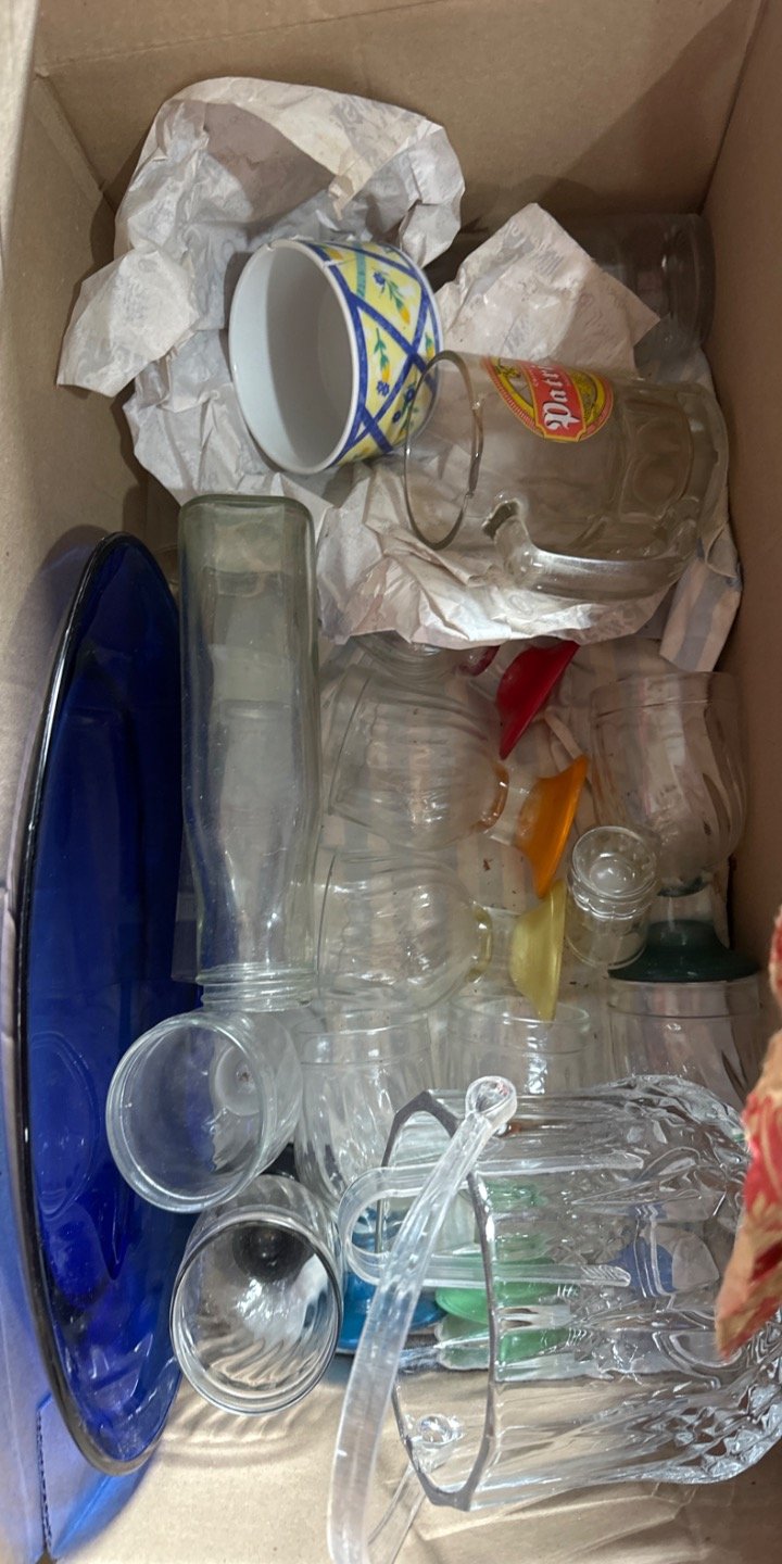 Lote siguiente: Vasos y bandeja de vidrio y cerámica