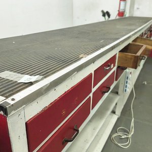 Lote siguiente: Mostrador de Trabajo con Cajones Rojos y Cubierta Acanalada
