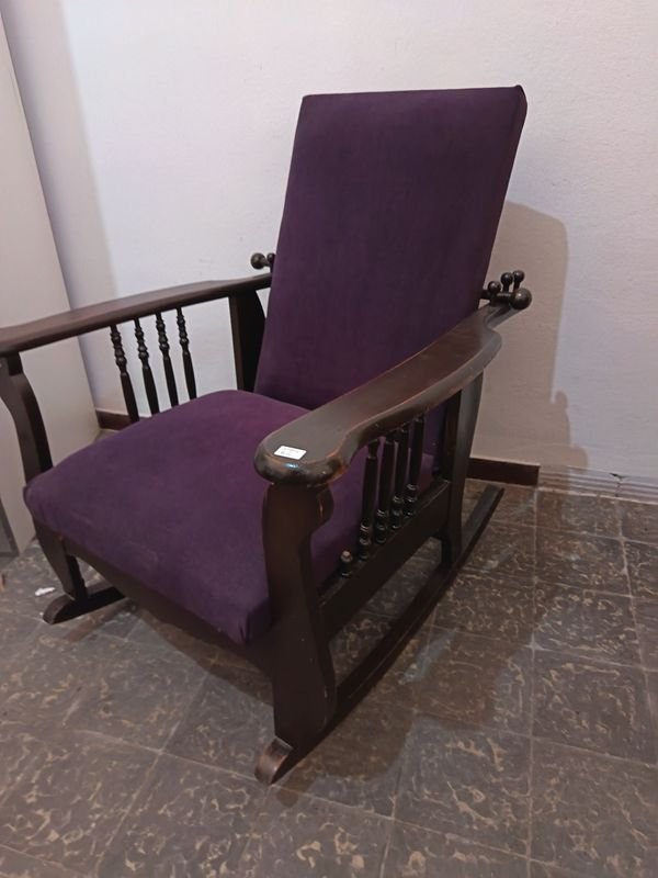 Sillón Mecedor de Madera con Tapizado Morado - imagen 1