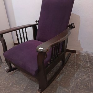Lote anterior: Sillón Mecedor de Madera con Tapizado Morado