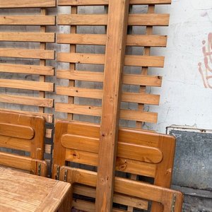 Juego de 2 Camas de Una Plaza y Mesa Lateral de Pino - imagen 3