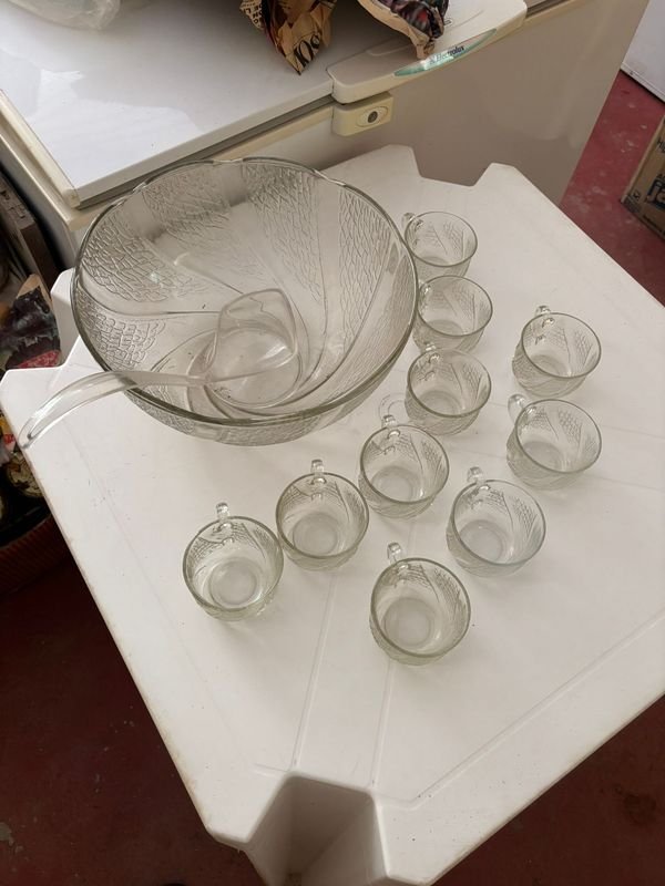 Lote siguiente: Ponchera de vidrio con 10 tazas y cucharón