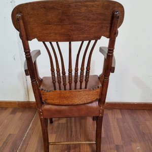 Antiguo Sillón de Madera Tallada con Apoyabrazos y Asiento de Simil Cuero - imagen 4