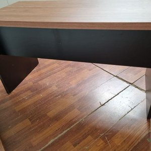 Escritorio Tono Madera y Laterales Oscuros (136x60x75 cm) - imagen 4