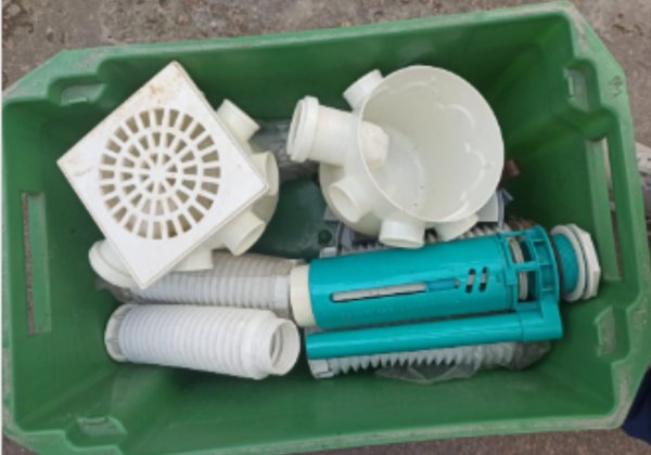 Lote de Accesorios para Baño: Sifones, Bajadas y Cámaras de Piso - imagen 1