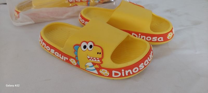 Calzado infantil con diseños divertidos - imagen 2