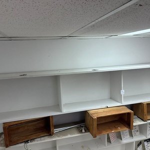 Lote anterior: Estantería Aérea Blanca con Compartimentos y Cajas de Madera