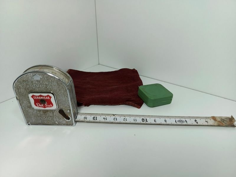 Lote siguiente: Lote de tres artículos: metro antiguo, lupa de cristal y metro francés